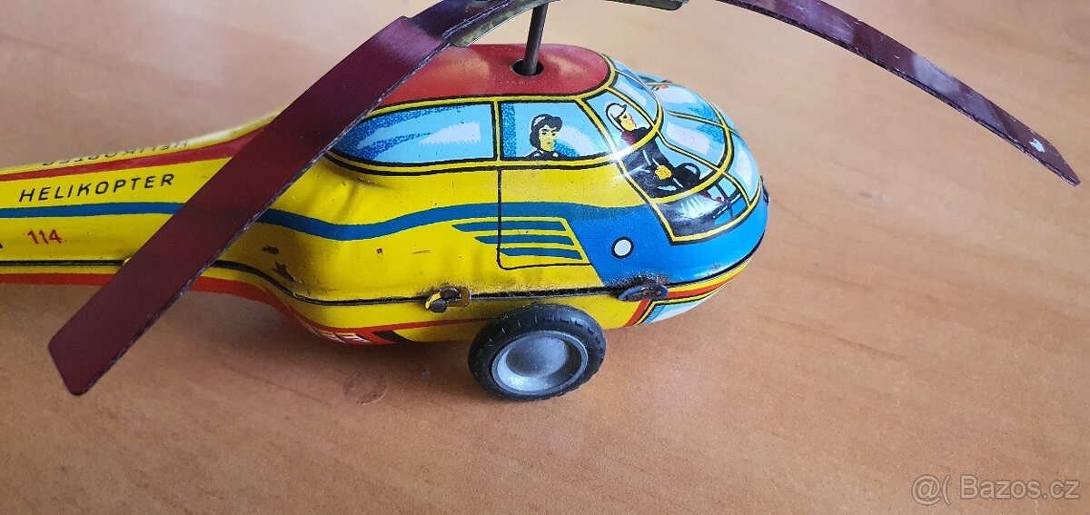 stará plechová hračka helikoptéra - 4