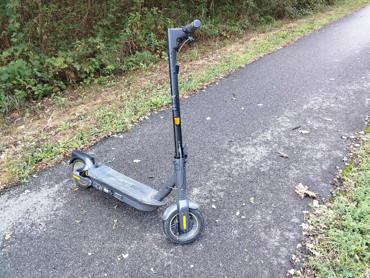 Elektrokoloběžka Ninebot - 4