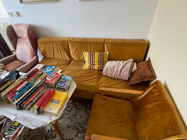 Starý nábytek a šicí stroj Minerva - 4