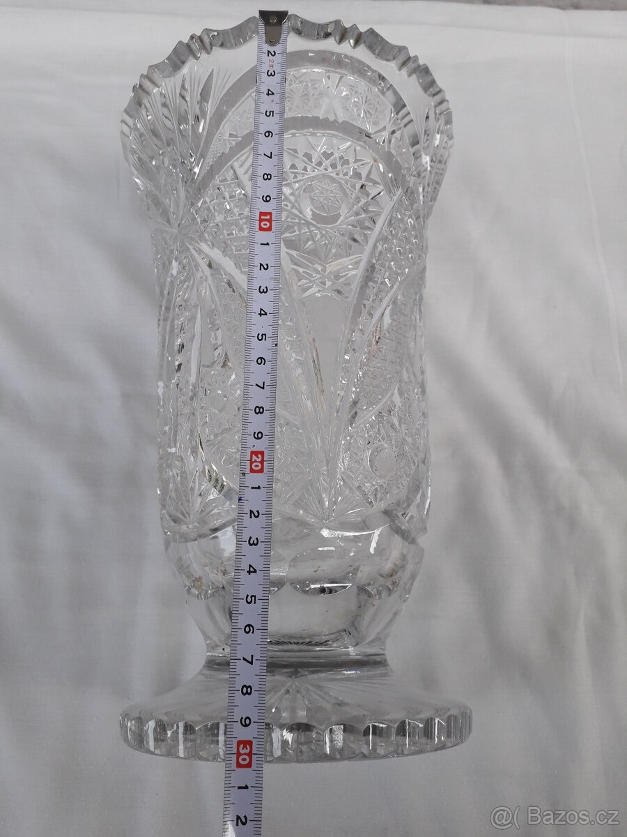 Prodám broušenou, křištálovou vázu viz foto. Výška 30 cm. - 4