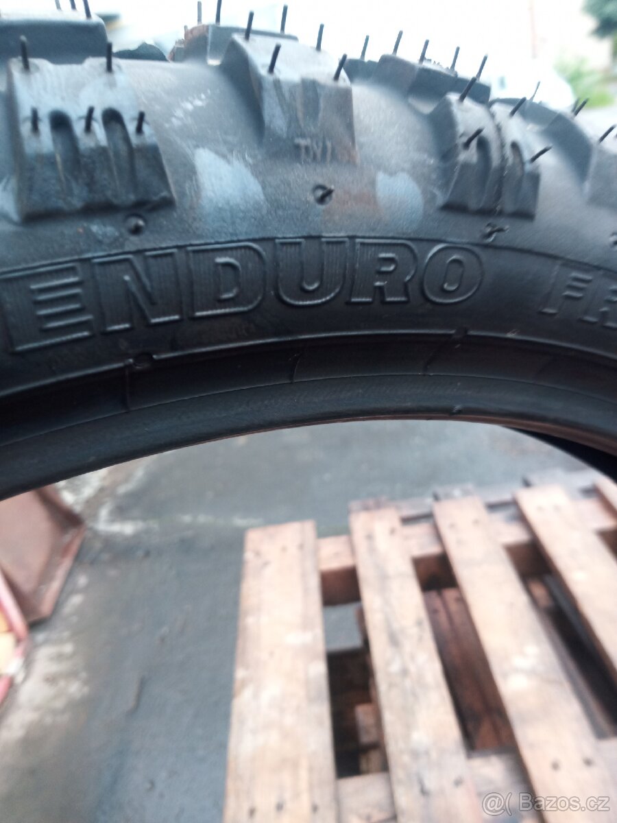 Moto pneu pneu na motocykl enduro