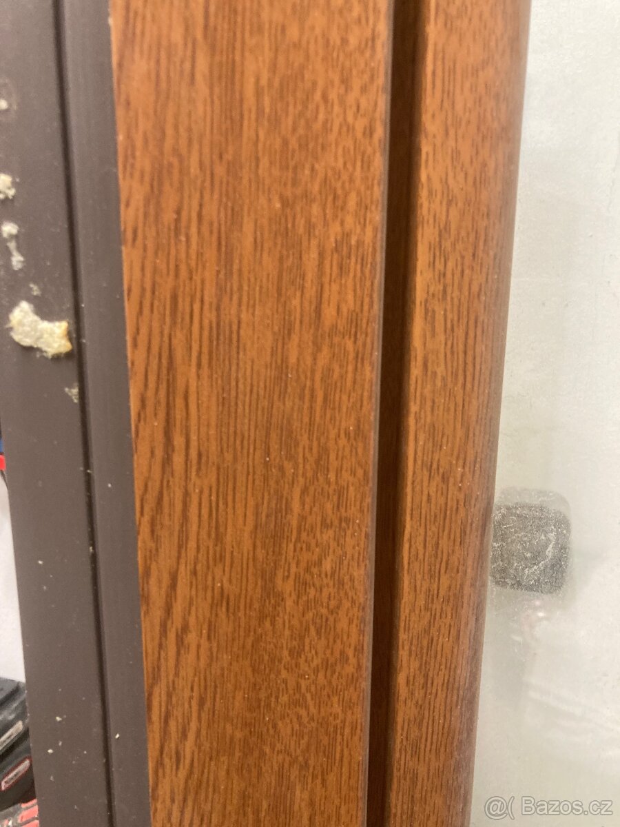 Prodám dvě plastová okna v odstínu zlatý dub - 4