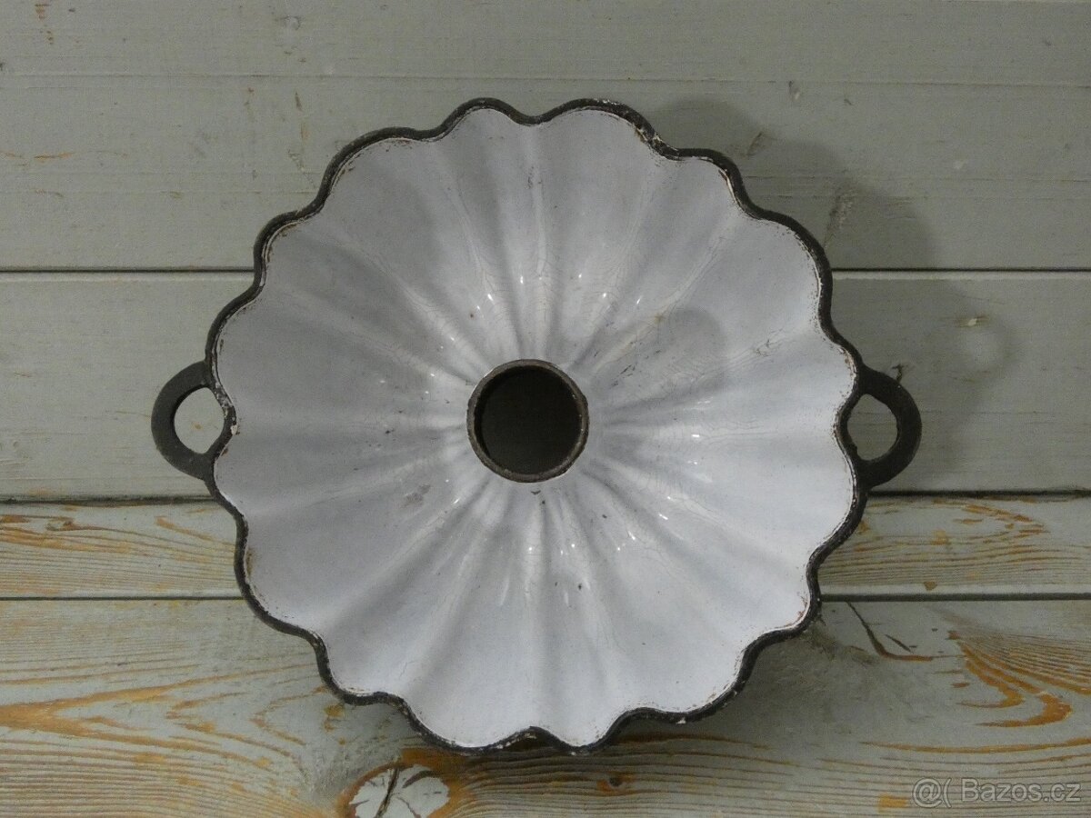 Stará litinová forma na bábovku - 4