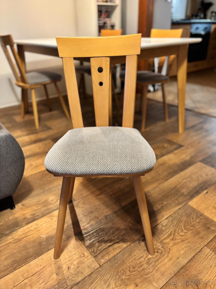 Jídelní stůl se 4 židlemi - 4