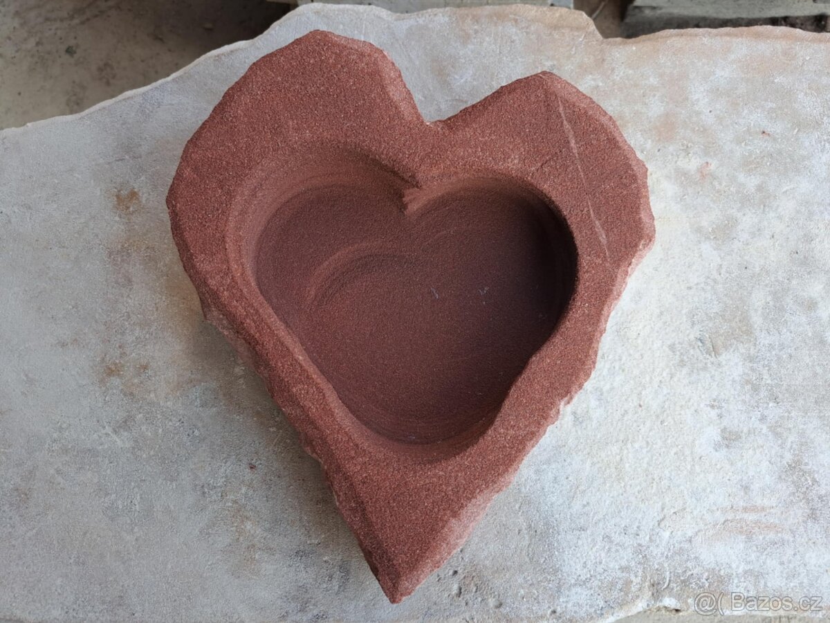 Pítko ve tvaru srdce z červeného pískovce - 4