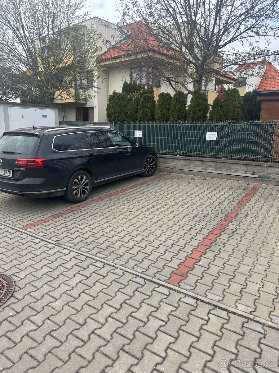 Prodám venkovní parkovací stáni v Jesenici - 4