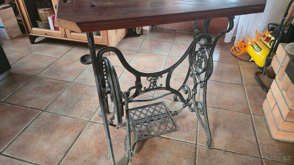 Stolek od siciho stroje - 4