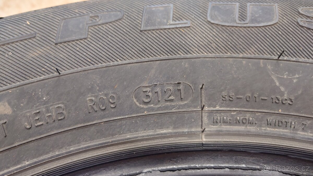 Prodám pneu 235/65/17 - 4