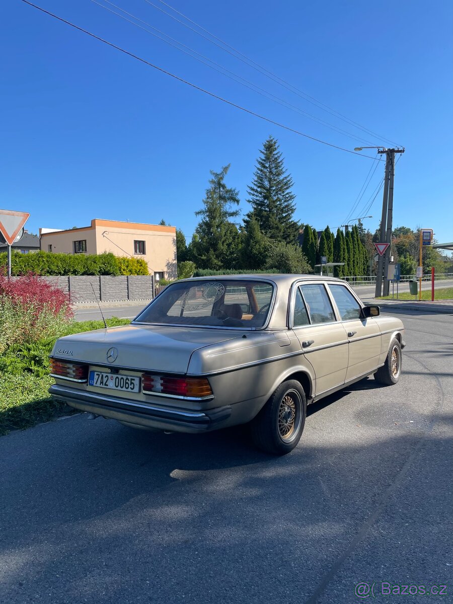 Mercedes-Benz W123, piáno, 2,4d - 4