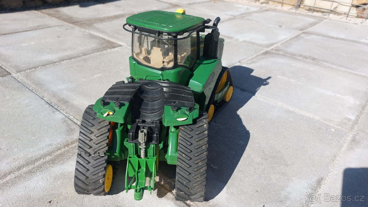 Prodám Bruder Pásový traktor John Deere 2492/02 - 4