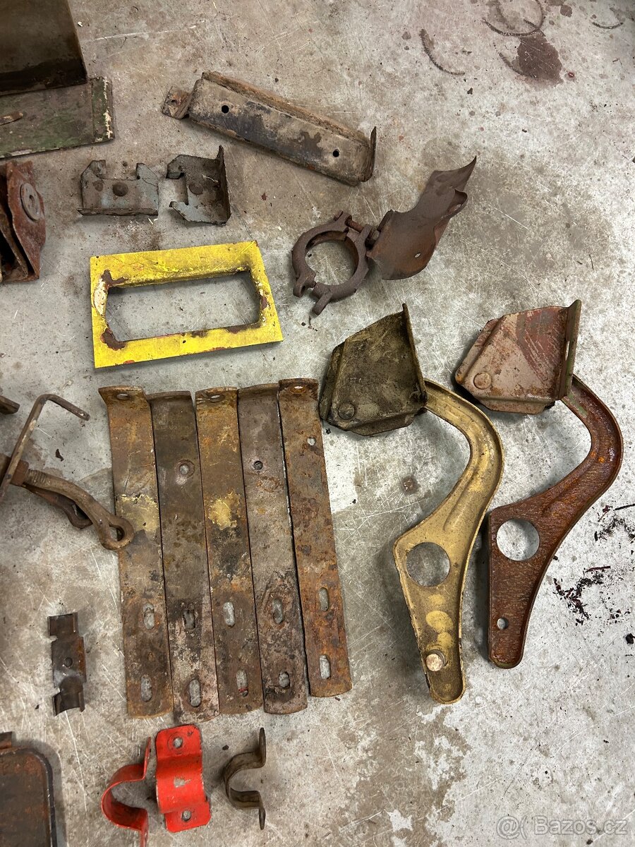 Skoda 110r / 110ls / 100 - kastlík baterky, držáky - 4