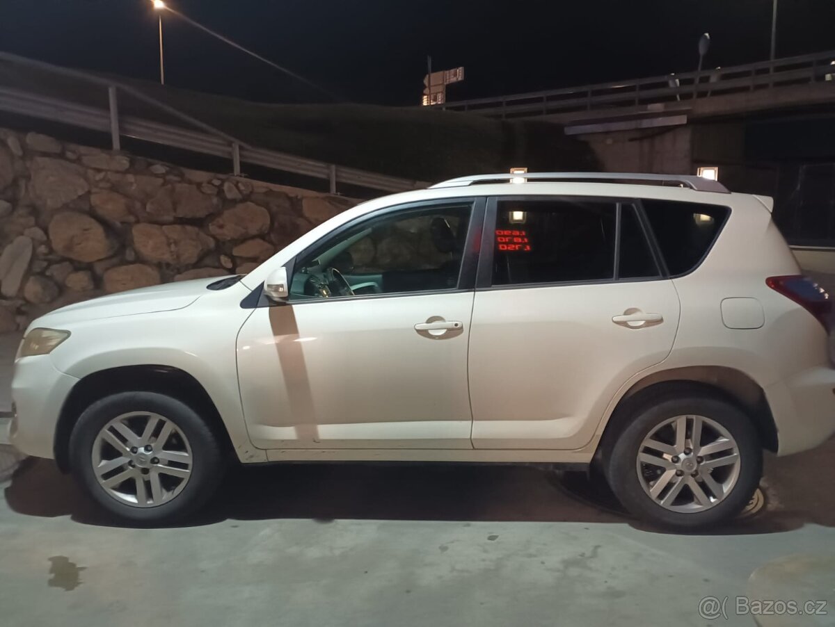 SLEVA TOYOTA RAV4 2.2D Automat 4x4 Tažné ČR - 4