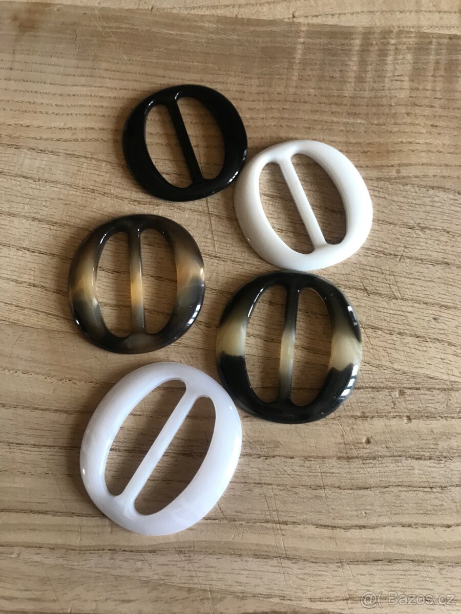 náušnice, ozdobné spony ,nové sluneční brýle,knihy - 4