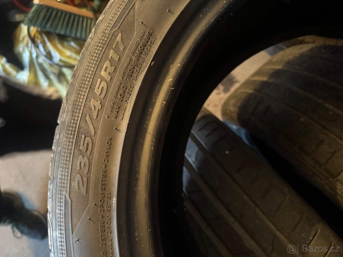 235/45R17 - 4