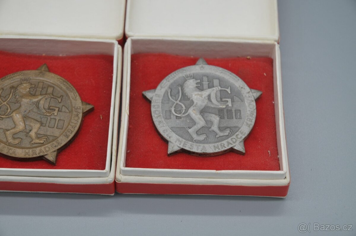 3 x plaketa medaile Budovatel Hradce Králové - 4