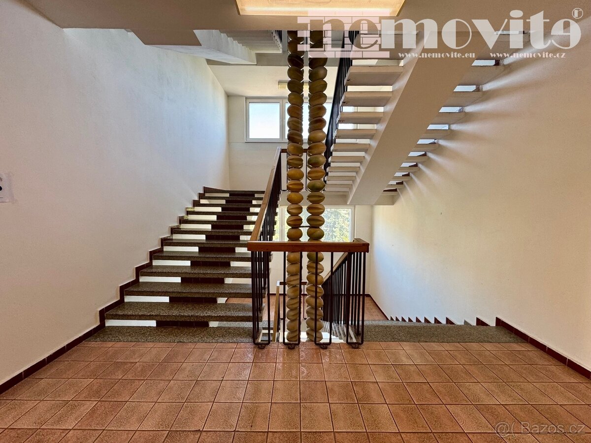 Pronájem kancelářských prostor v administrativní budově - H - 4