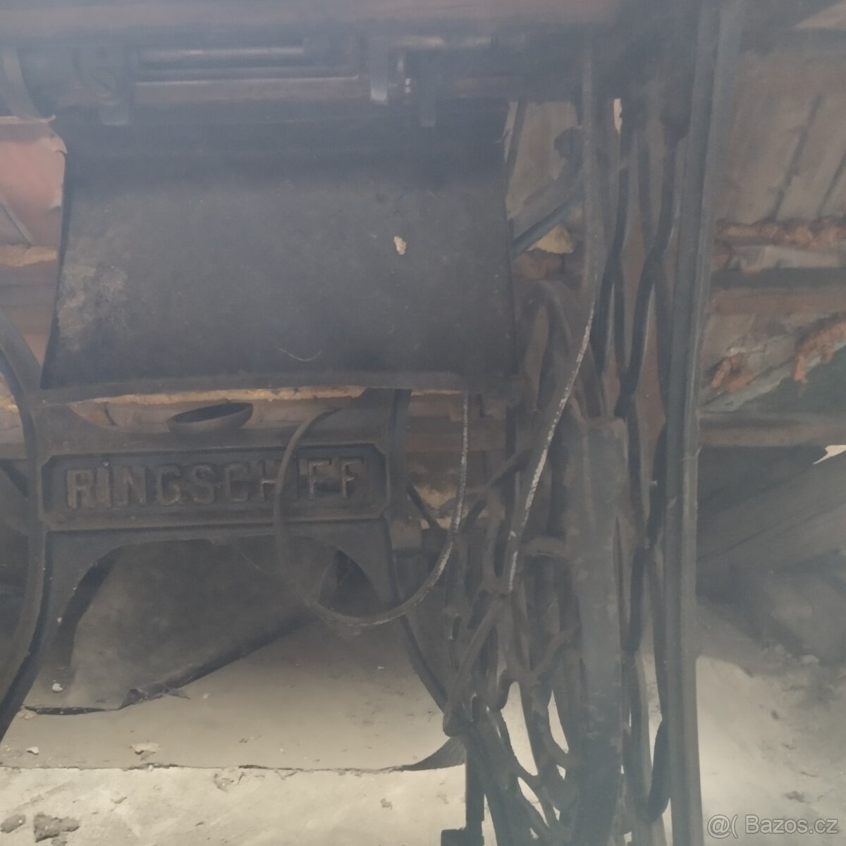 Starý šicí stroj - 4