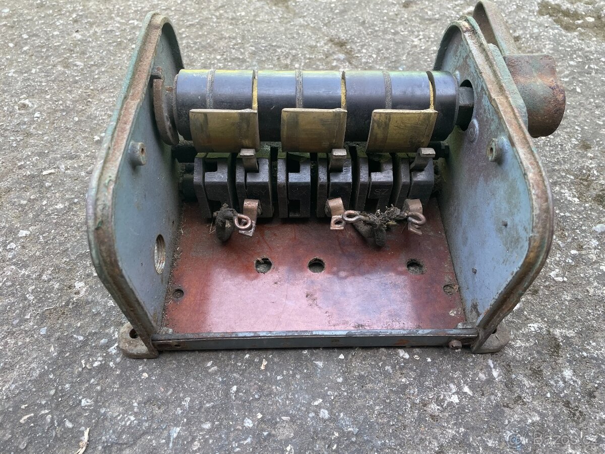 Prodám historický třífázový vypínač Škoda 25A/500V - 4