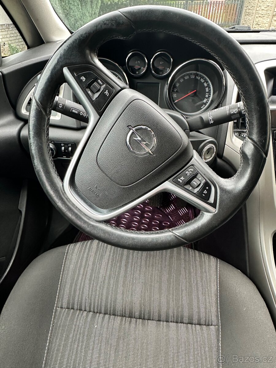 Opel Astra J sports tourer - 4