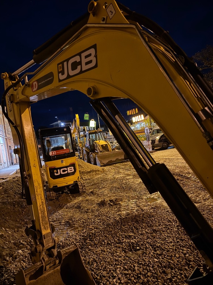 Hledáme šikovné strojníky – bagristy - 4