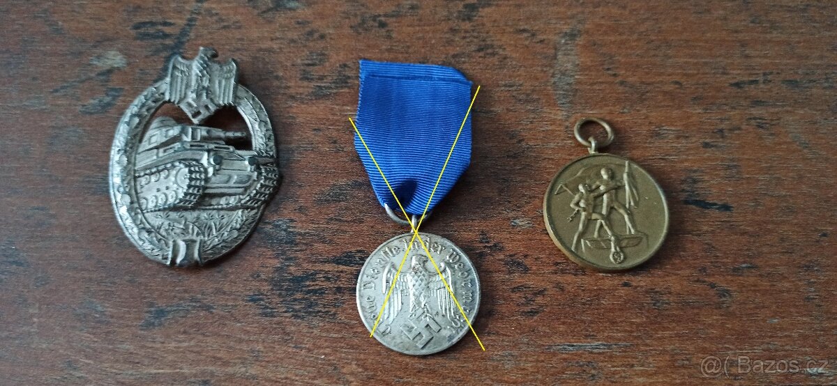 Medaile, vyznamenání, odznaky. - 4
