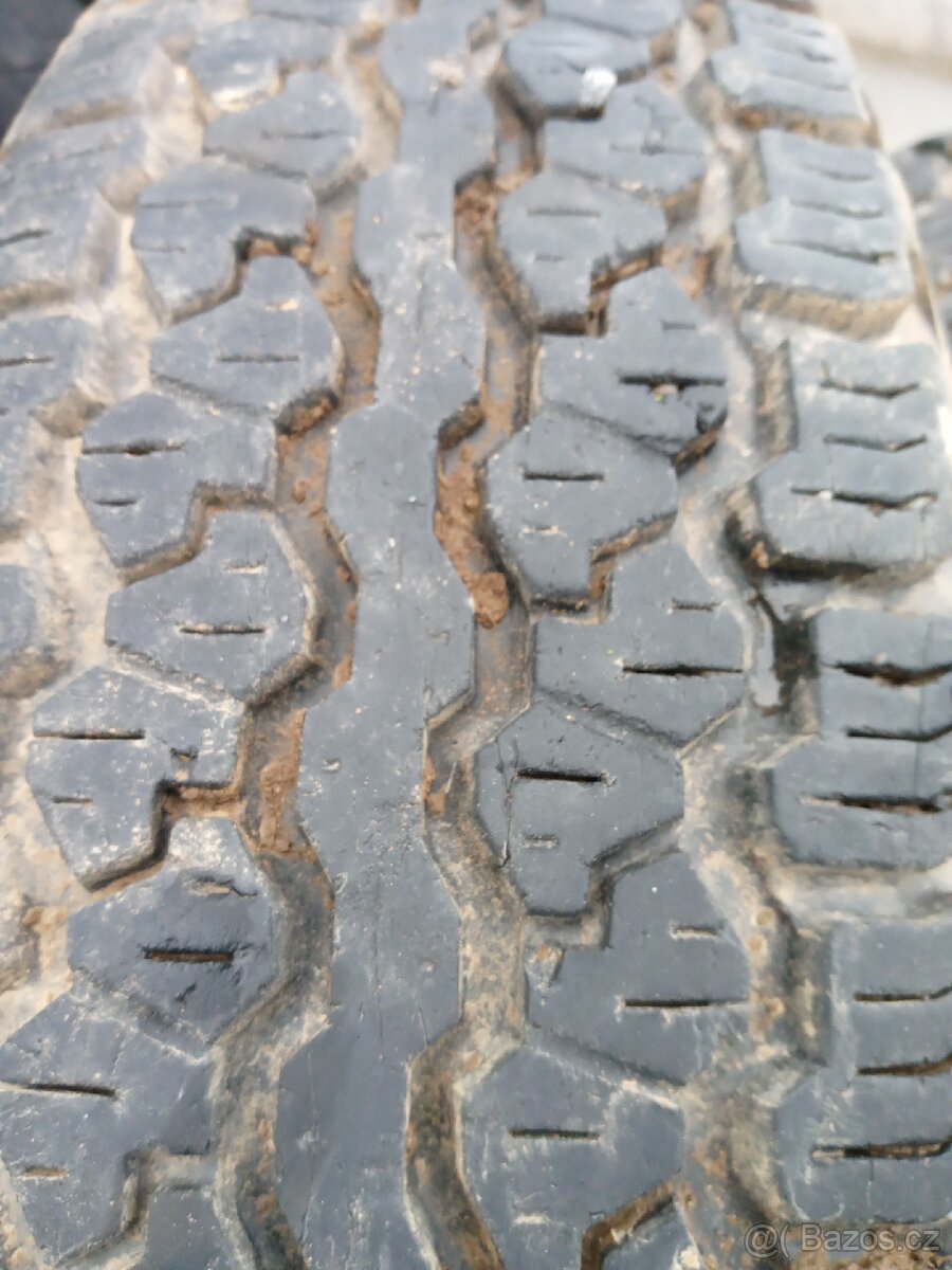 Prodám 205/80 R16 104S - 4