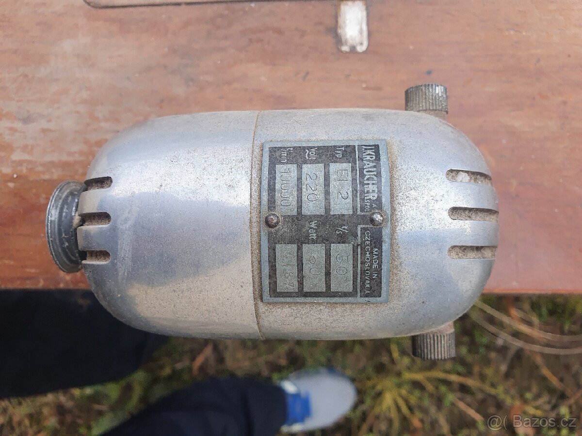 Historický šicí stroj zn. Lada - 4