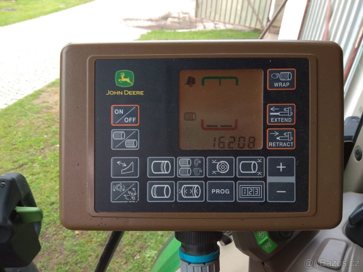 Prodám sběrací lis na kulaté balíky JOHN DEERE 854 - 4