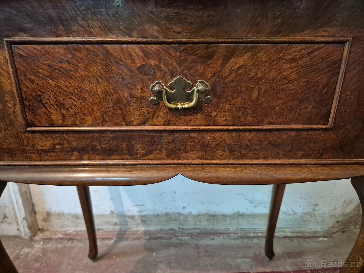 Starožitný odkládací stolek se šuplíkem ve stylu Chippendale - 4