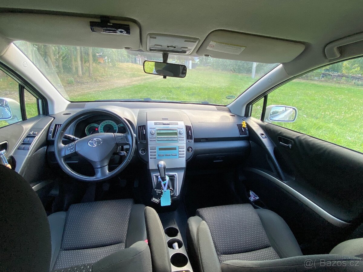 Toyota Corolla Verso, 2.2 D-4D, r.v.2007, 7 míst, tažné - 4