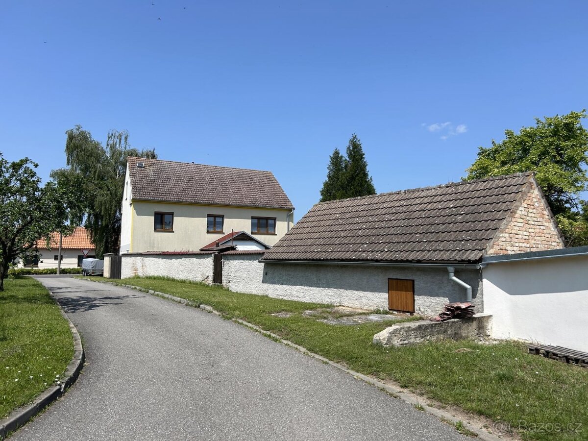 Nabízíme prodej rvícegeneračního domu v obci Jevišovka - 4