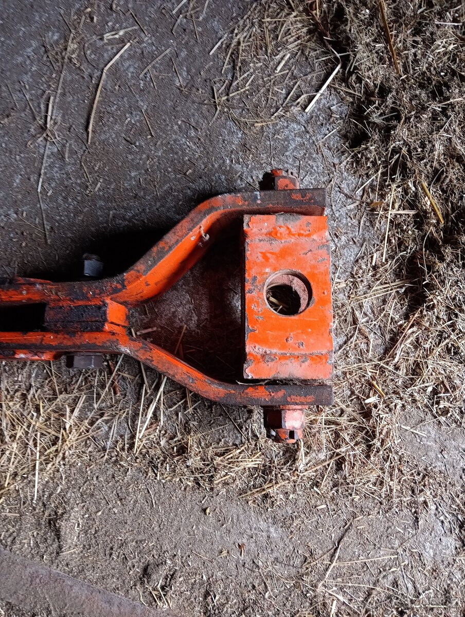 Spodní nakladačový závěs Zetor - 4