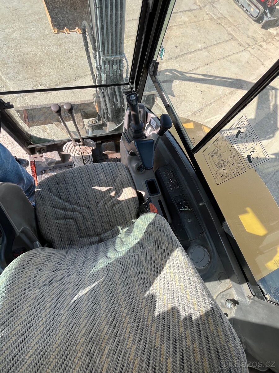 Minirypadlo VOLVO ECR 40D - 4