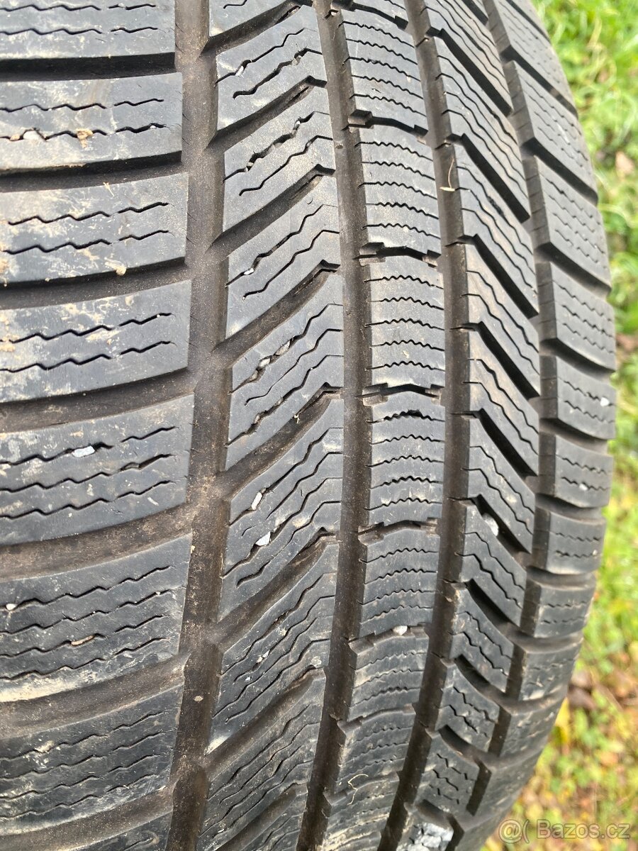 Zimní pneu 235/45/R18 Continentál 2ks - 4