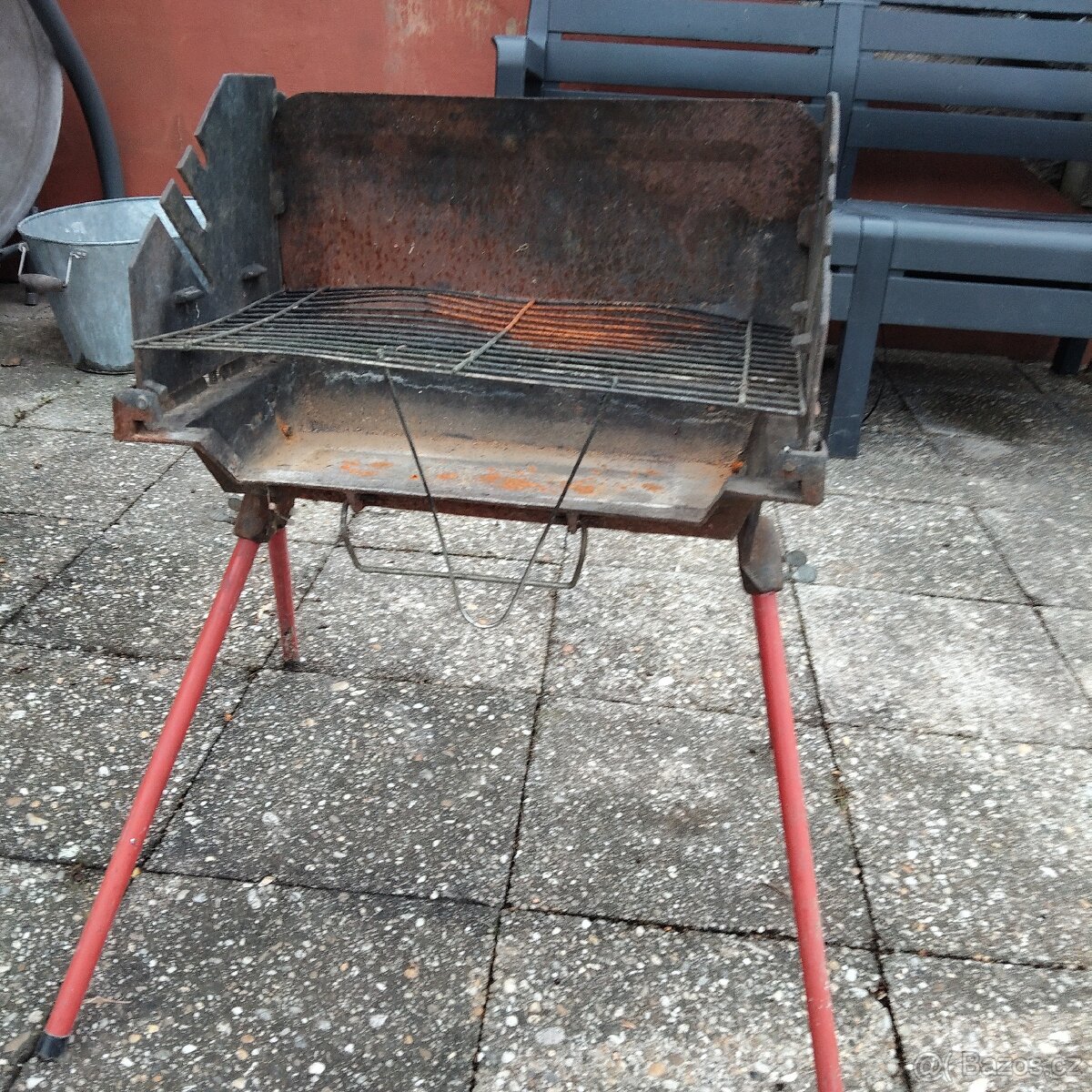 Malý, přenosný, rozkládací gril. - 4