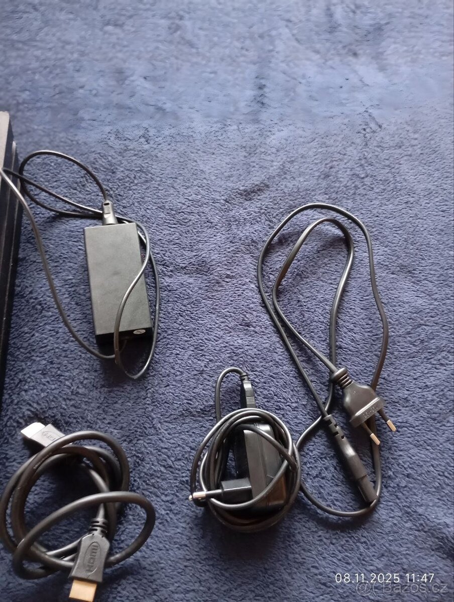 PlayStation 4 Pro + 2 ovladače, výborný stav - 4