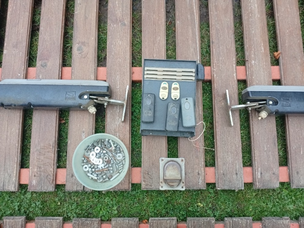 Dvoukřídlá brána s elektrickým pohonem - 4