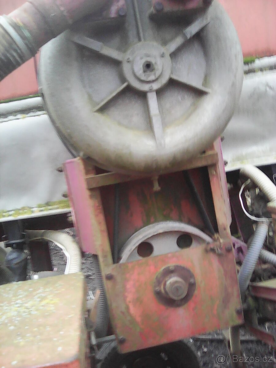 Prodám secí stroj na kukuřici,řepu.8 řádek. - 4
