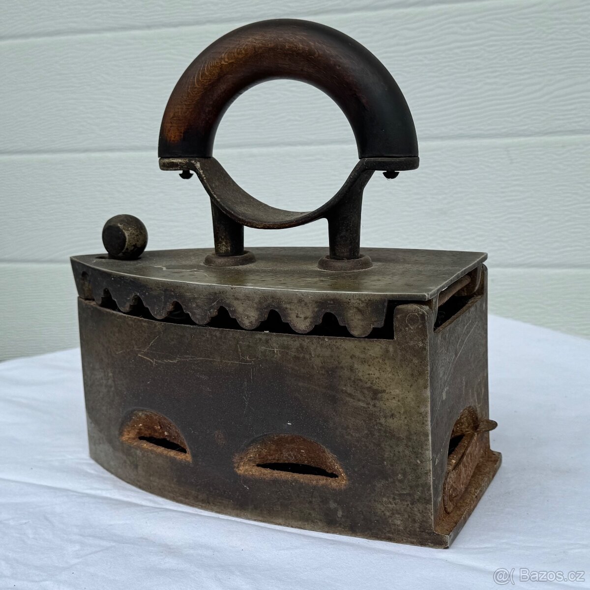 Stará litinová žehlička s koulí - 4