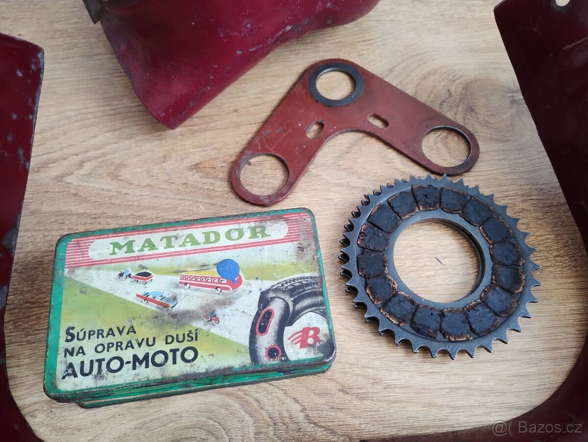 Prodám náhradní díly na motocykl JAWA 550 pařez a jawa 555 - 4