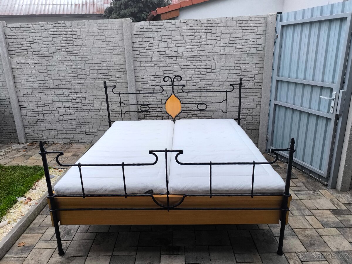 Prodám kovanou postel + Matrace Tencel 180cm x 200cm - 4