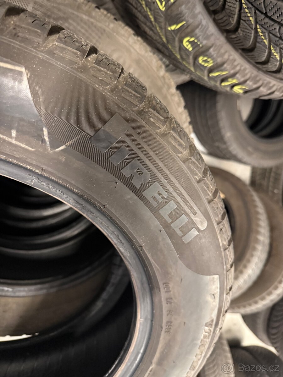 prodám zimní 215/60/16 Pirelli - 4