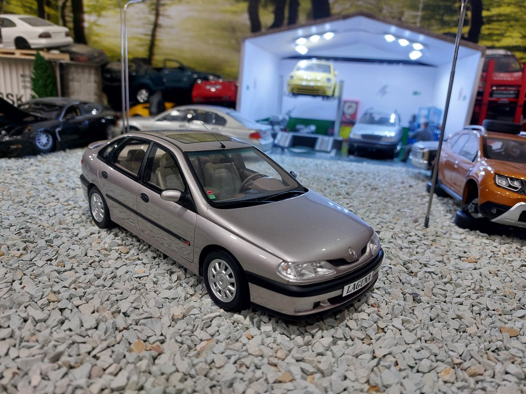model auta Renault Laguna 1996 Baccara Otto mobile 1:18 - 4