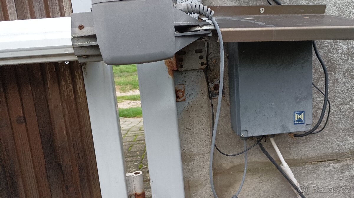 Kovová dvoukřídlá vrata, brána s dřevěnou výplní a pohonem - 4