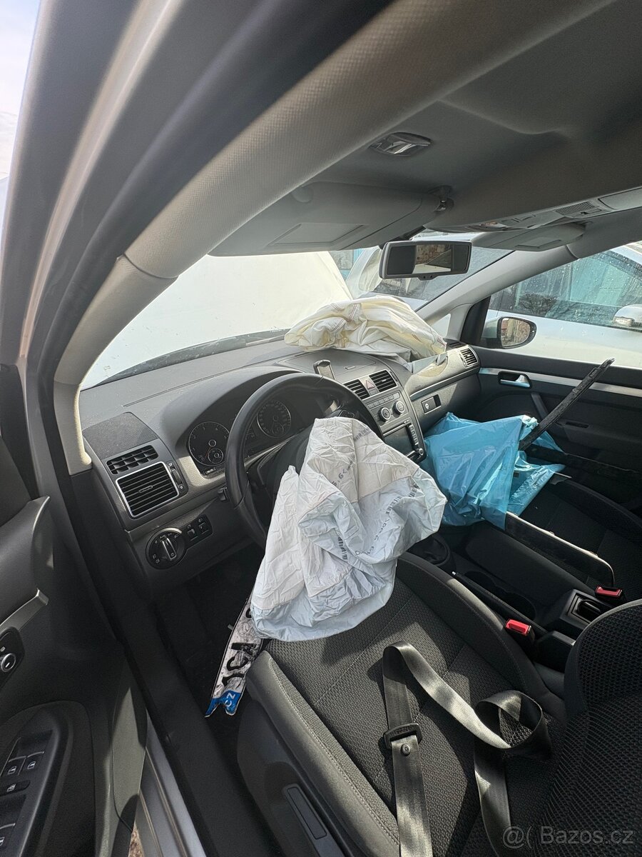 Volkswagen Touran bouraný - 4