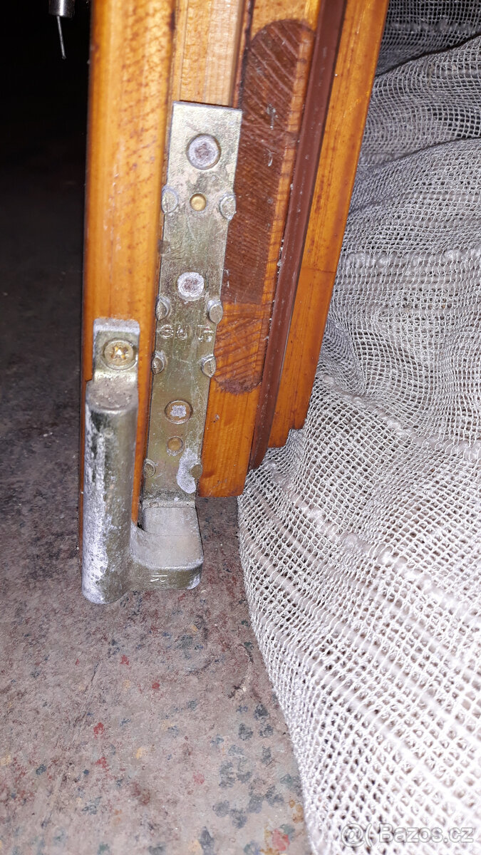 Dřevěné balkonové dveře se žaluzií. - 4