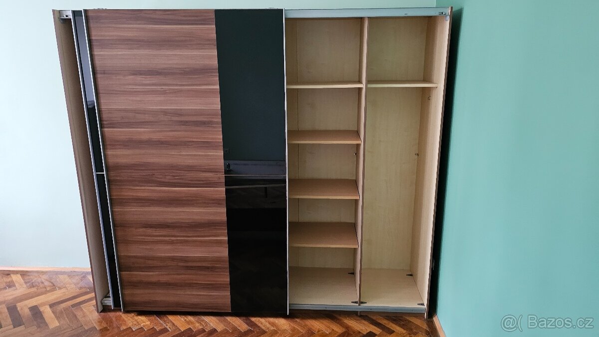 Šatní skříň s posuvnými dveřmi - 4