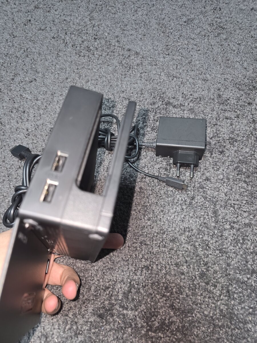 Sada dokovací stanice Nintendo Switch, která obsahuje dokova - 4