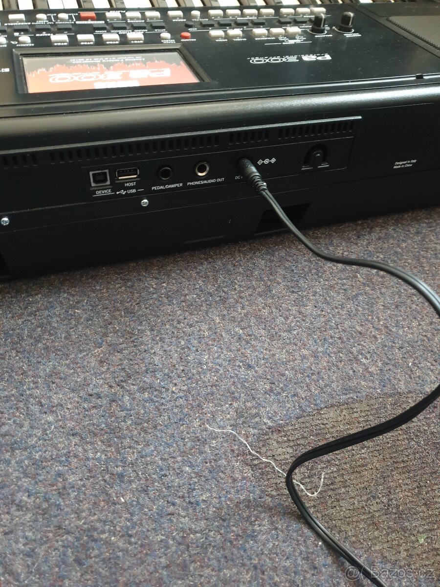 KORG PA300 - 4