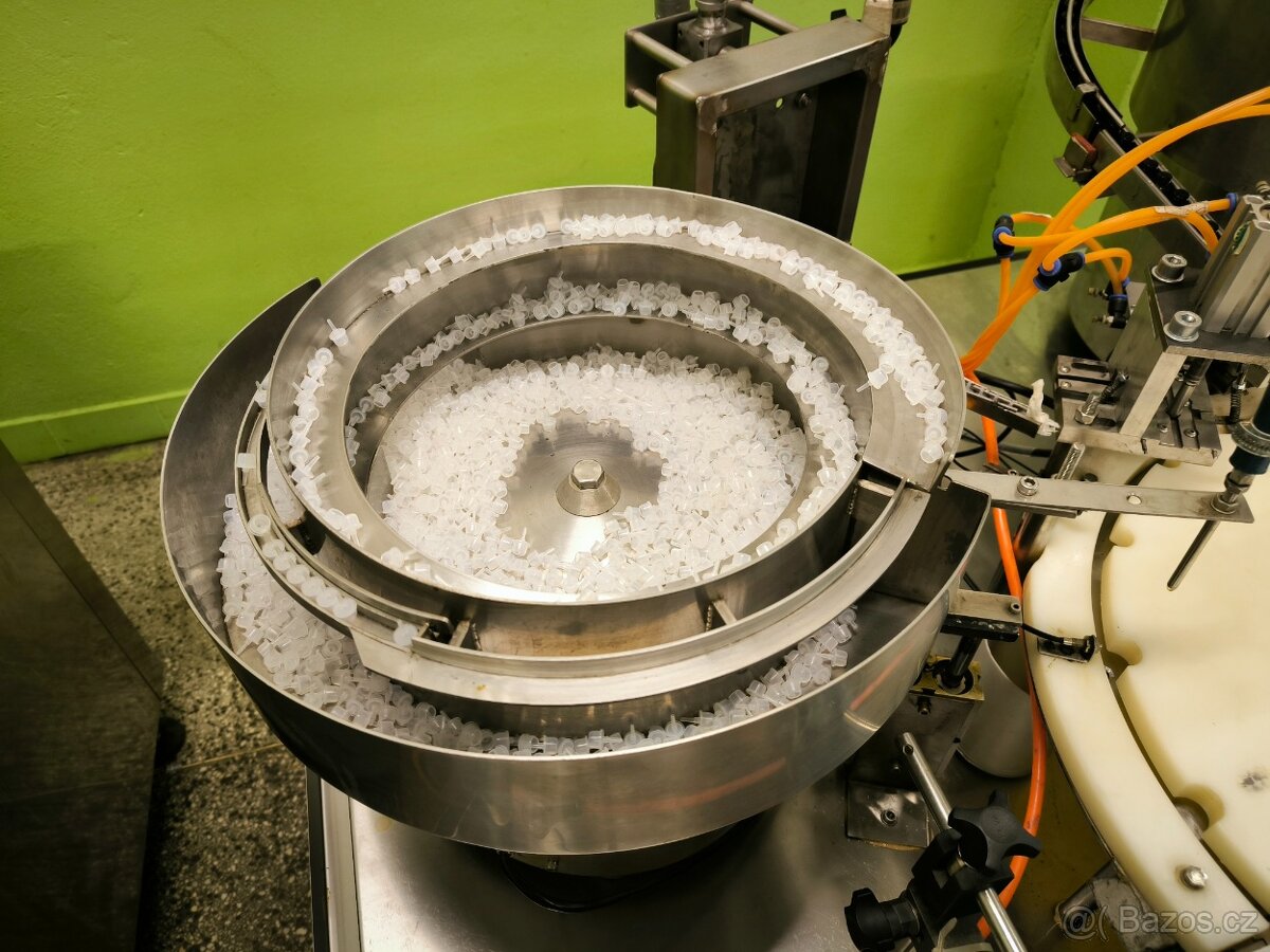 Plnící linka a etiketovací stroj - 4